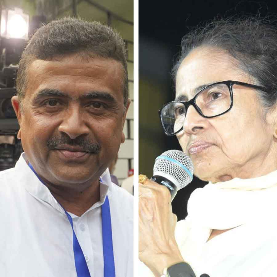 (বাঁ দিকে) শুভেন্দু অধিকারী। মমতা বন্দ্যোপাধ্যায় (ডান দিকে)।