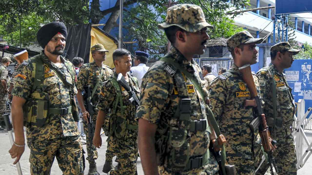 ব্যারাকপুর এবং ক্যানিংয়ে তৃণমূল এবং বিজেপি প্রার্থীর উপর হামলার অভিযোগ।