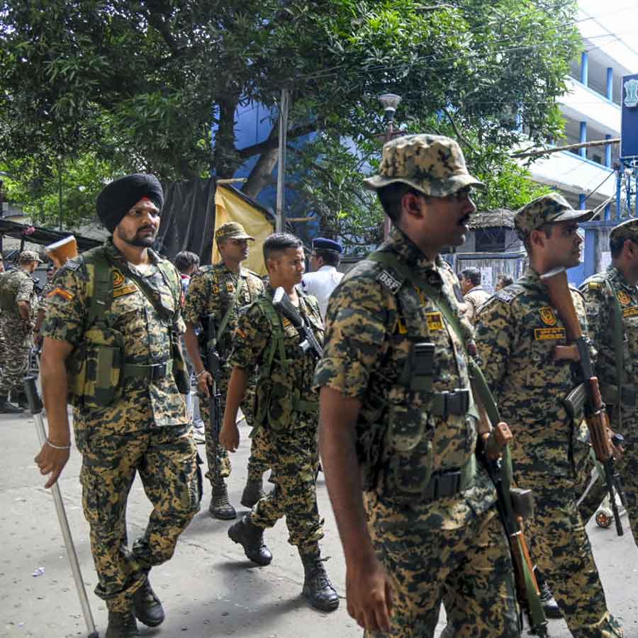 ব্যারাকপুর এবং ক্যানিংয়ে তৃণমূল এবং বিজেপি প্রার্থীর উপর হামলার অভিযোগ।