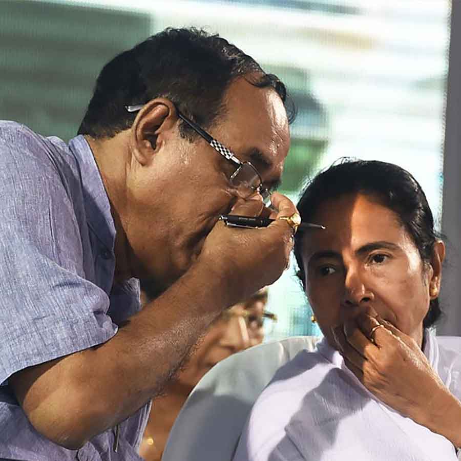 তৃণমূলের রাজ্য সভাপতি সুব্রত বক্সী এবং তৃণমূলনেত্রী মমতা বন্দ্যোপাধ্যায়।