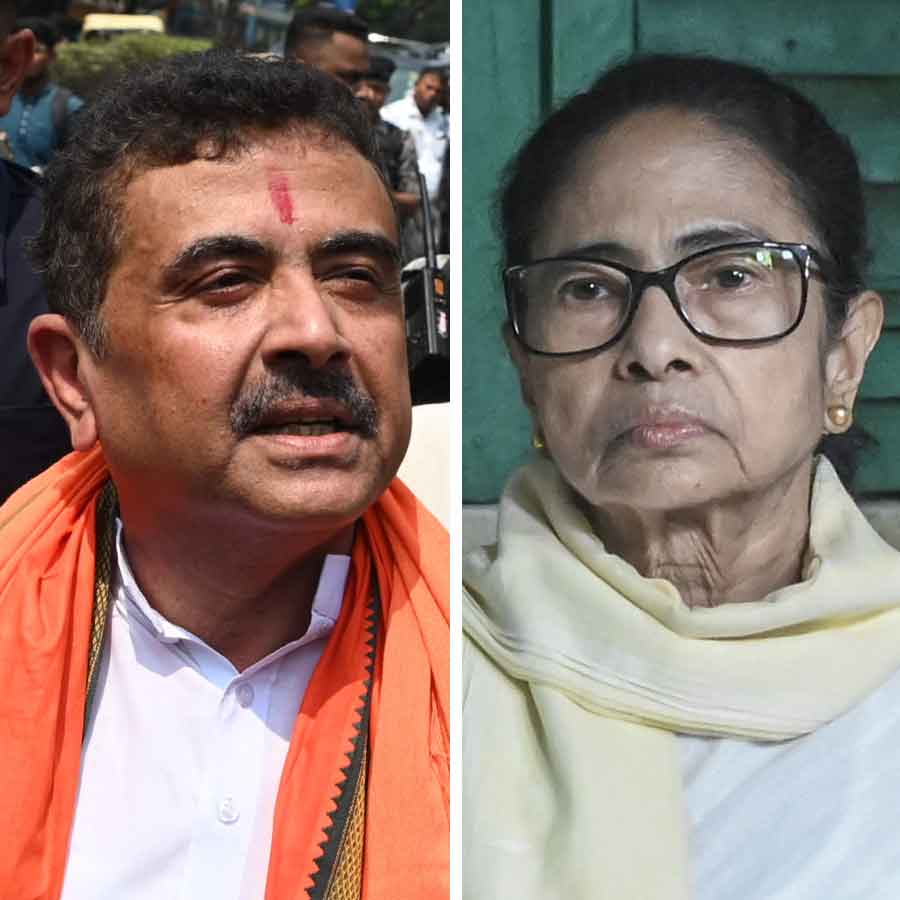 (বাঁ দিকে) শুভেন্দু অধিকারী। মমতা বন্দ্যোপাধ্যায় (ডান দিকে)।