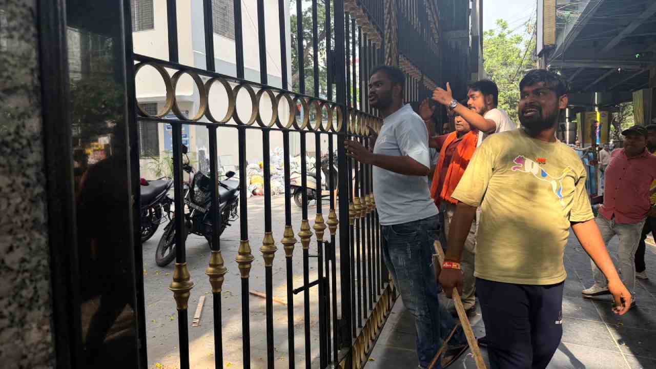 জগদীশচন্দ্র বোস কলেজের সামনে লাঠি হাতে বিজেপি কর্মীরা। সোমবার দুপুরে।