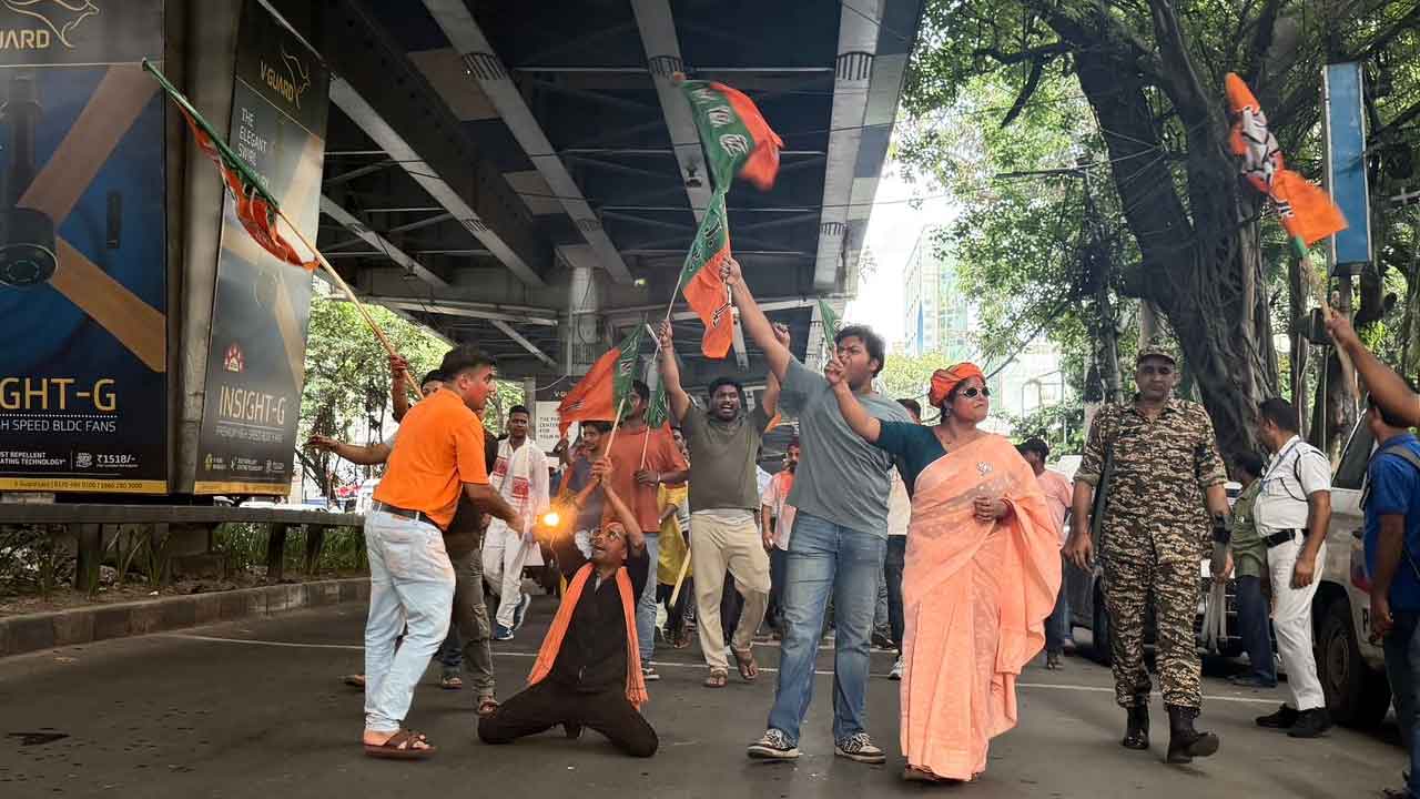সাখাওয়াত মেমোরিয়াল স্কুলের সামনে বিজেপির উচ্ছ্বাস।