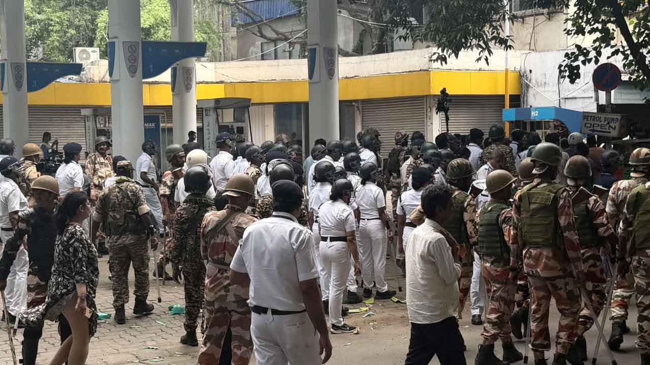 কলকাতায় কেন্দ্রীয় বাহিনী ও পুলিশের নিরাপত্তা বাড়ছে।