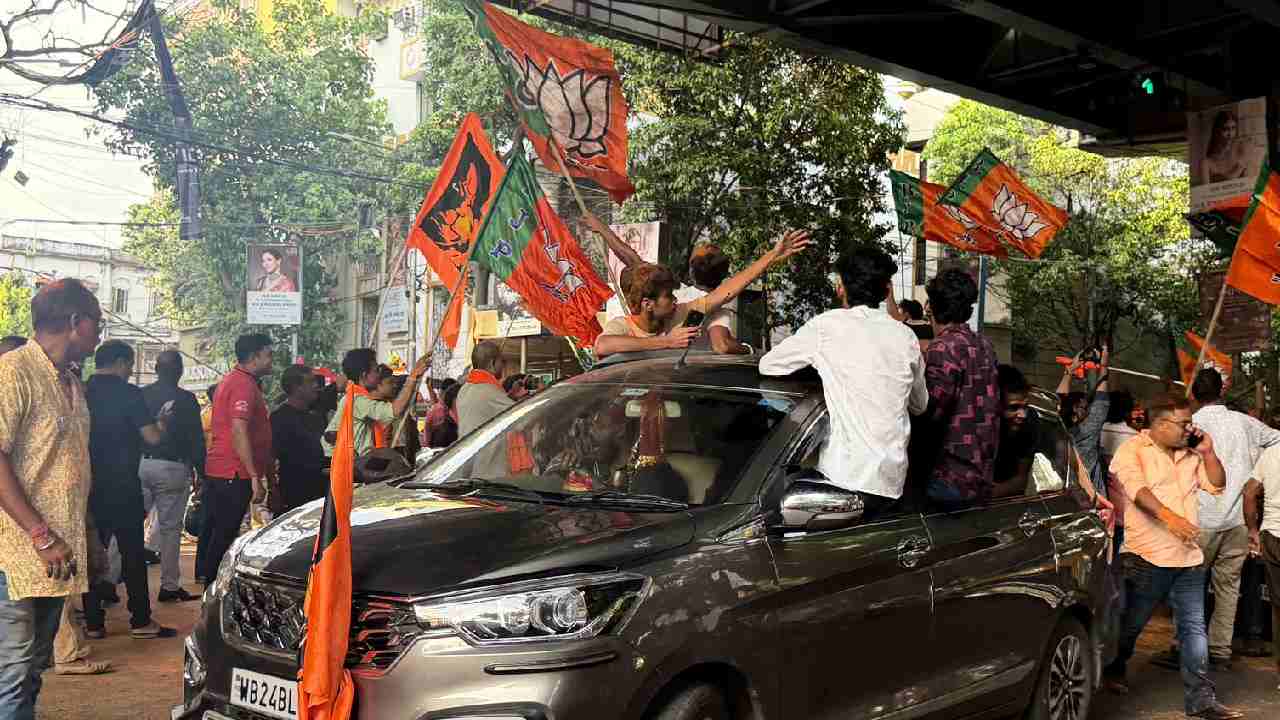 সাখাওয়াতের সামনে বিজেপি সমর্থকদের উচ্ছ্বাস।