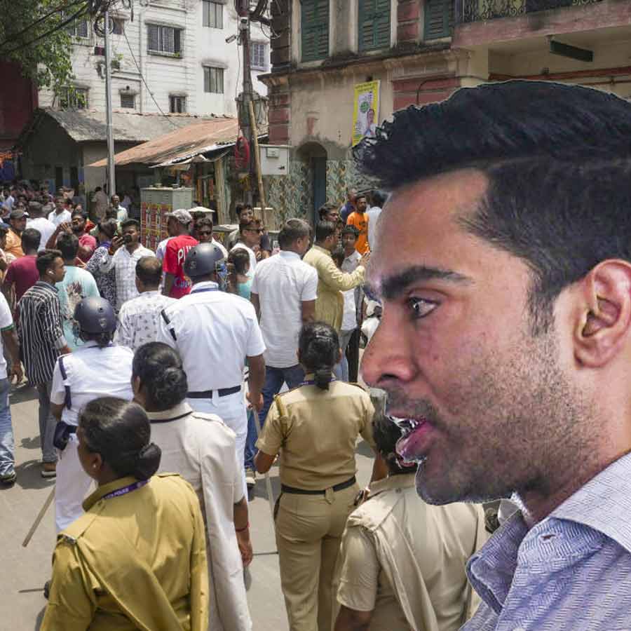EC Directs Abhishek Banerje to Leave Bhabanipur Counting Centre, Phones of Mamata banerjee and Suvendu adhikari  to Be Deposited dgtl