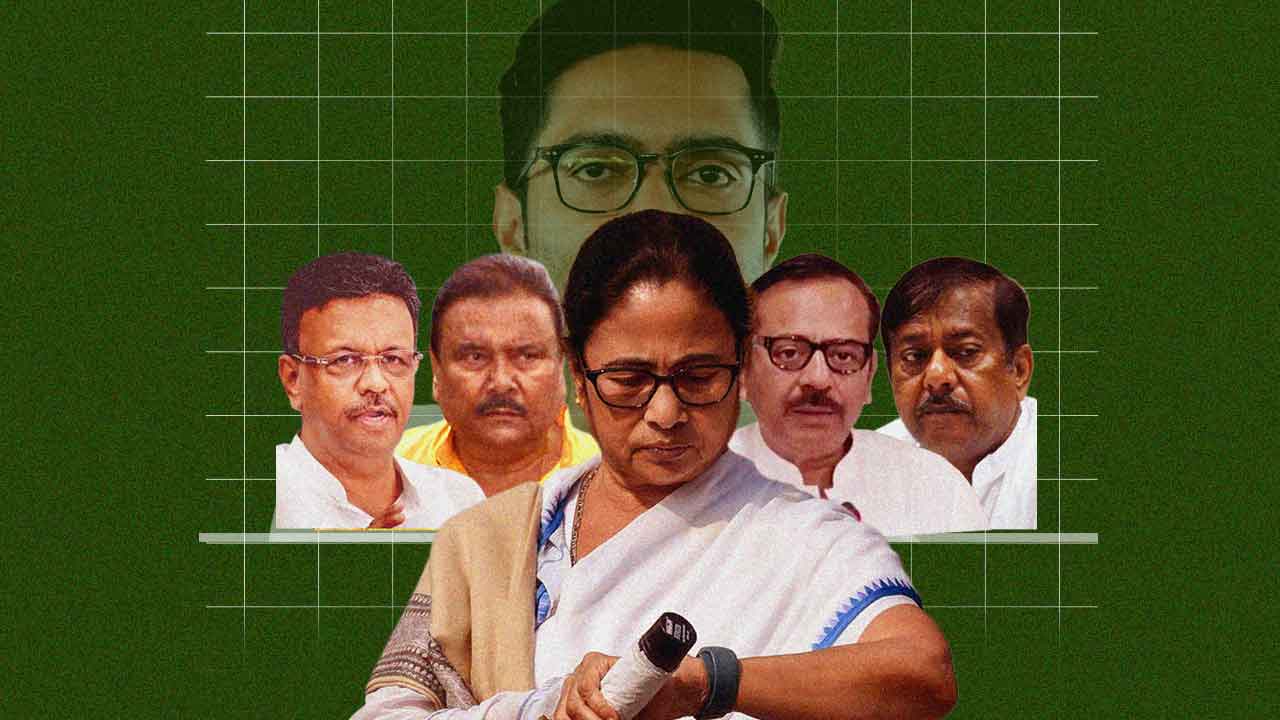 (সামনে) মমতা বন্দ্যোপাধ্যায়ের পিছনে (বাঁ দিক থেকে) ফিরহাদ হাকিম, মদন মিত্র, অরূপ বিশ্বাস, জ্যোতিপ্রিয় মল্লিক। অভিষেক বন্দ্যোপাধ্যায় (পিছনে)।