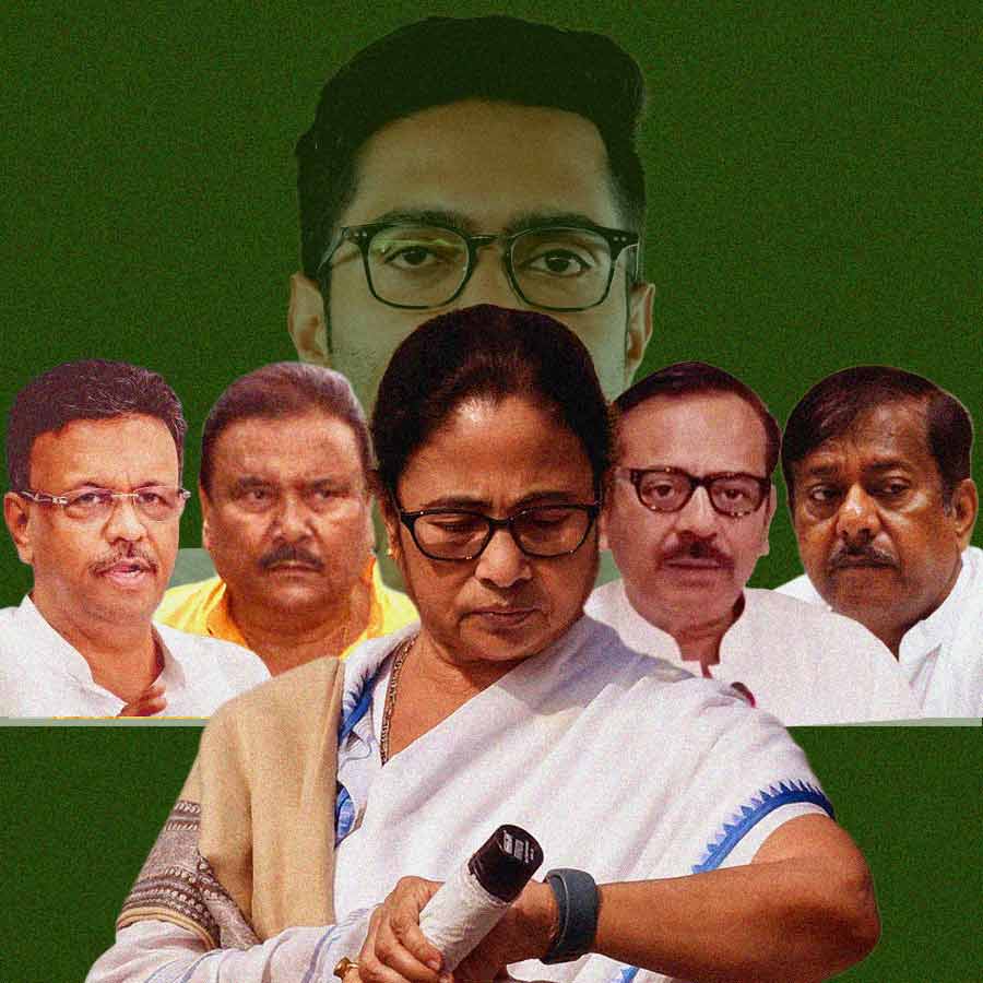 (সামনে) মমতা বন্দ্যোপাধ্যায়ের পিছনে (বাঁ দিক থেকে) ফিরহাদ হাকিম, মদন মিত্র, অরূপ বিশ্বাস, জ্যোতিপ্রিয় মল্লিক। অভিষেক বন্দ্যোপাধ্যায় (পিছনে)।
