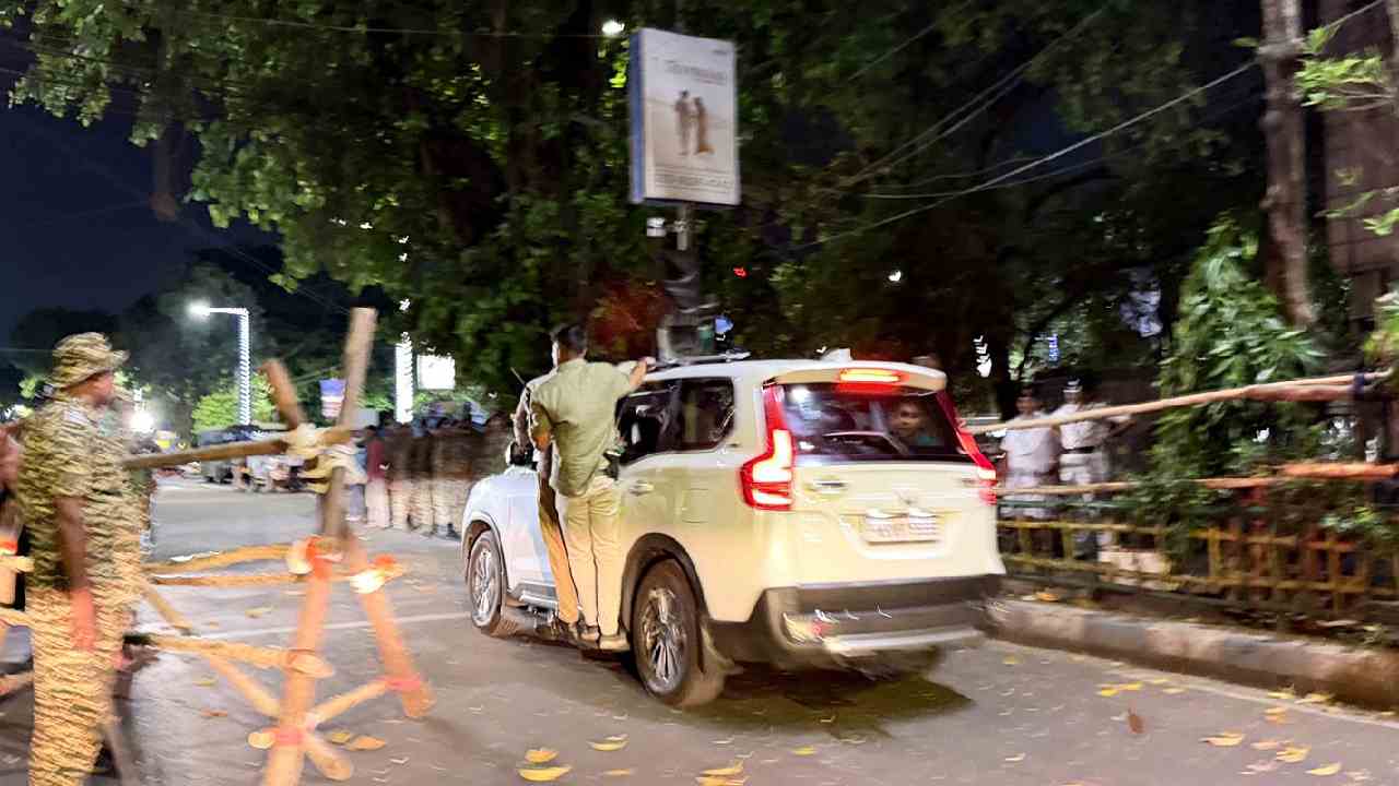 গণনাকেন্দ্র ছেড়ে বাড়ির পথে মমতা বন্দ্যোপাধ্যায়।
