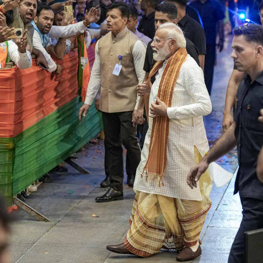 পকেটে কোঁচা গুঁজে প্রধানমন্ত্রী মোদী।  