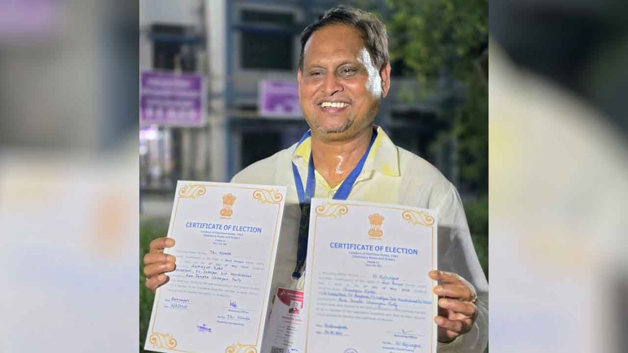 দুই বিধানসভায় জয়ের শংসাপত্র হাতে হুমায়ুন কবীর।