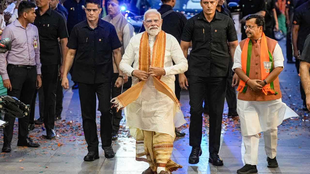 ধুতি-পাঞ্জাবি পরে দিল্লিতে বিজেপির সদর দফতরে প্রধানমন্ত্রী নরেন্দ্র মোদী।