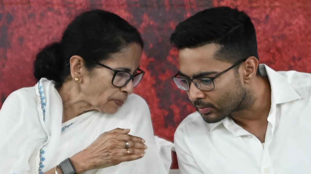 (বাঁ দিকে) তৃণমূলনেত্রী মমতা বন্দ্যোপাধ্যায় এবং তৃণমূলের সর্বভারতীয় সাধারণ সম্পাদক অভিষেক বন্দ্যোপাধ্যায় (ডান দিকে)।