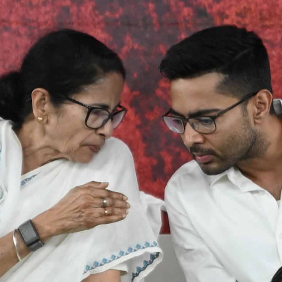 (বাঁ দিকে) তৃণমূলনেত্রী মমতা বন্দ্যোপাধ্যায় এবং তৃণমূলের সর্বভারতীয় সাধারণ সম্পাদক অভিষেক বন্দ্যোপাধ্যায় (ডান দিকে)।