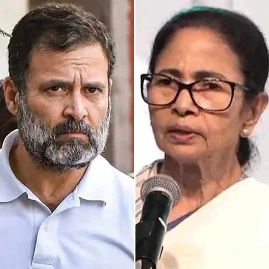 (বাঁ দিকে) রাহুল গান্ধী এবং মমতা বন্দ্যোপাধ্য়ায় (ডান দিকে)।