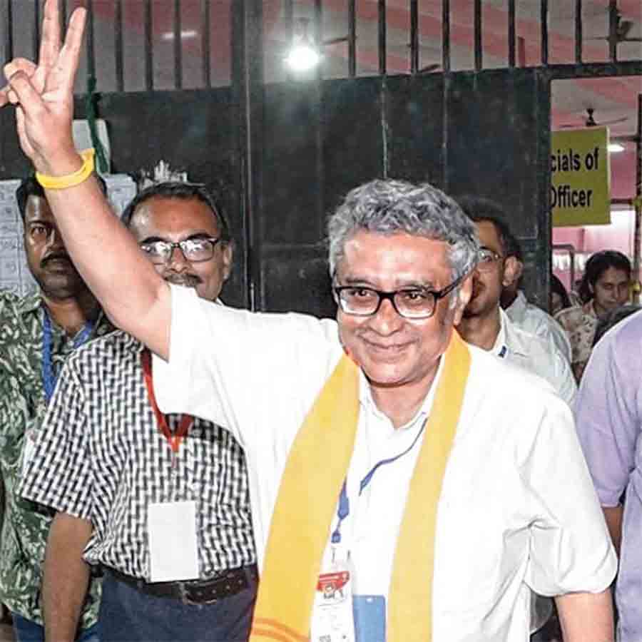 জয়ের পরে বালিগঞ্জ গভর্নমেন্ট স্কুলের গণনা কেন্দ্রের বাইরে রাসবিহারীর নতুন বিধায়ক স্বপন দাশগুপ্ত।