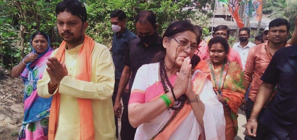 দলীয় প্রচারে রূপা গঙ্গোপাধ্যায়।