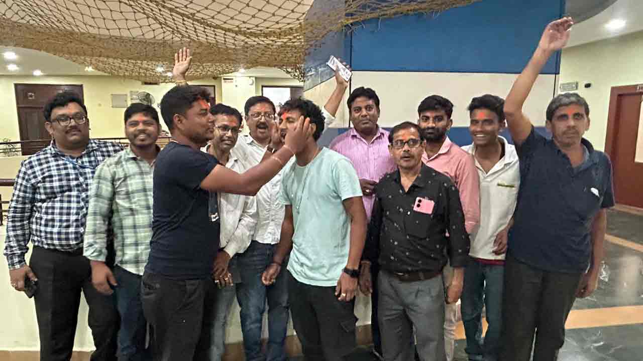 নবান্নে গেরুয়া আবির খেলছেন সরকারি কর্মীরা। নিজস্ব চিত্র।