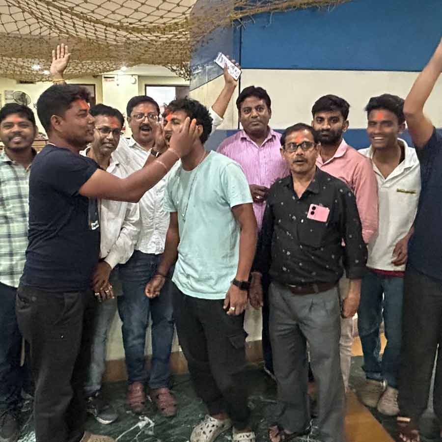 নবান্নে গেরুয়া আবির খেলছেন কর্মীরা। নিজস্ব চিত্র।
