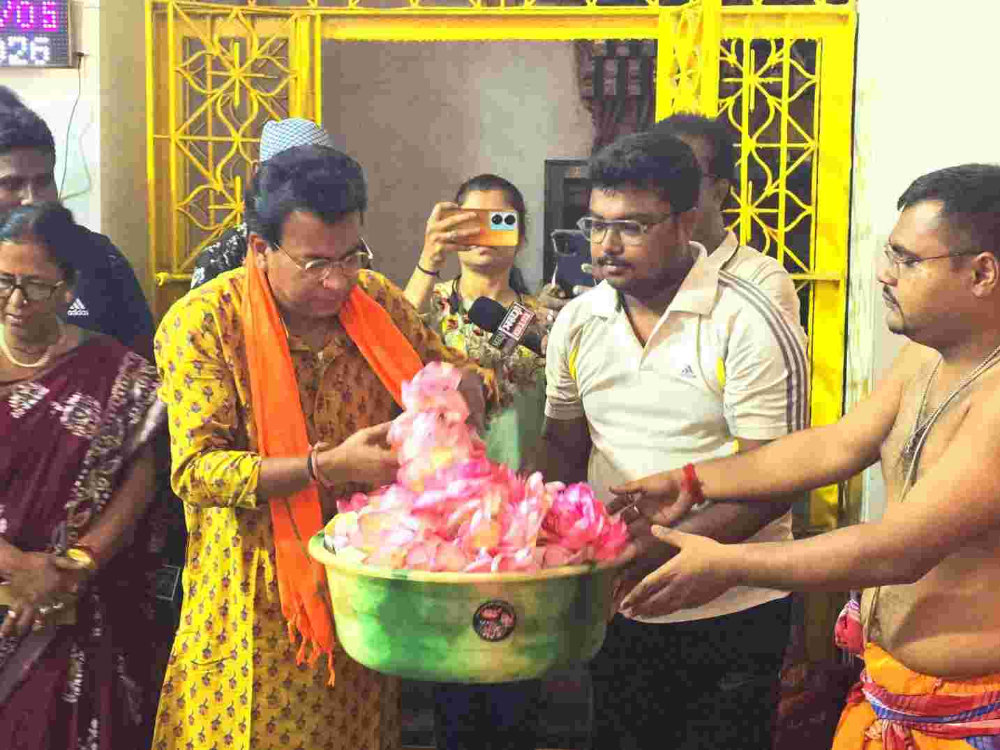 পদ্ম ফোটালেন রুদ্রনীল ঘোষ।