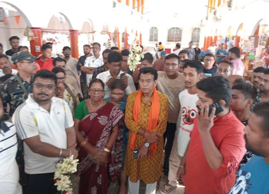ফলপ্রকাশের আগে দলীয় সদস্যদের সঙ্গে।