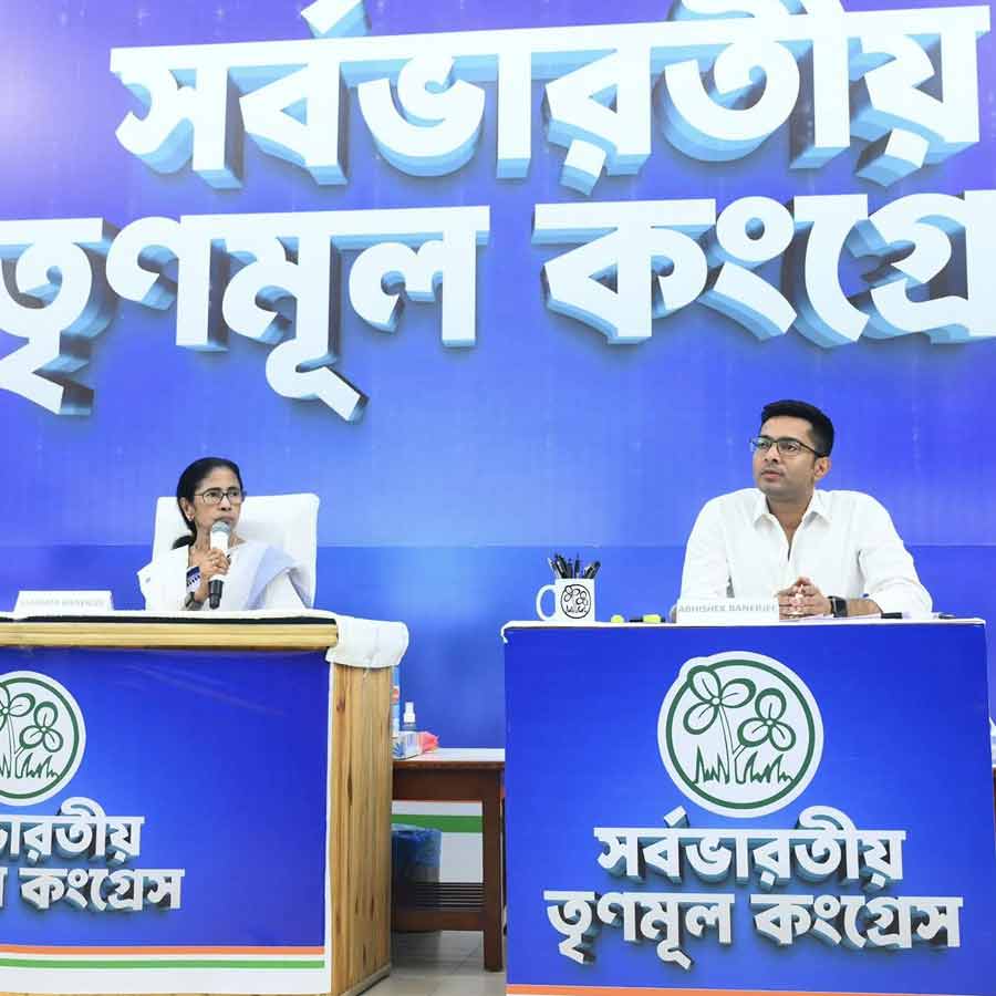 সাংবাদিক বৈঠকে মমতা বন্দ্যোপাধ্যায় এবং অভিষেক বন্দ্যোপাধ্যায়।