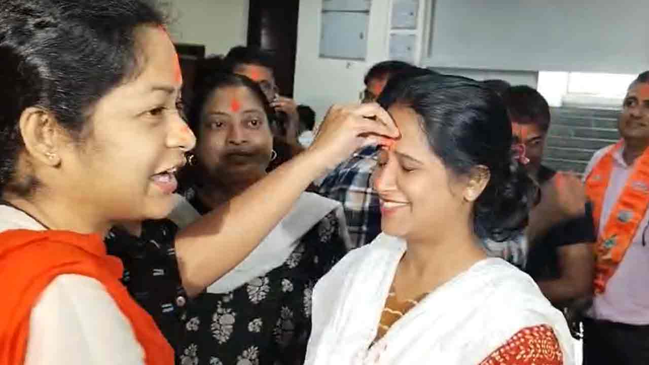 নবান্নে মহিলা কর্মীরা আবির খেলছেন। নিজস্ব চিত্র।