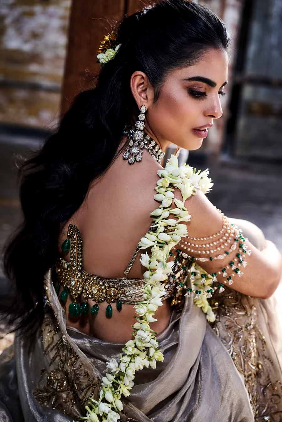 ঈশার ব্লাউজ়ের পিছনের অলঙ্কারটি ছিল সবচেয়ে নজরকাড়া। এটি একটি সরপেঁচ। যা আদতে এমন এক রত্নখচিত অলঙ্কার, যেটিকে মূলত পাগড়ির সঙ্গে পরেন পুরু‌ষেরা। ঈশার পরনের সরপেঁচটি এক সময় হায়দরাবাদেরর নিজ়ামের মালিকানাধীন ছিল। এতে রয়েছে প্রাচীন পান্নার পুঁতি এবং রোজ়-কাট ও টেবিল-কাট হীরা, যা কুন্দন পদ্ধতিতে বসানো। কুন্দন এক ঐতিহ্যবাহী ভারতীয় কারু, যেখানে পাথরকে না কেটেই সোনায় বসানো হয়। এই সরপেঁচটি আদতে নীতা অম্বানীর সংগৃহীত ঐতিহ্যবাহী অলঙ্কারের সম্ভার থেকে নেওয়া হয়েছে।