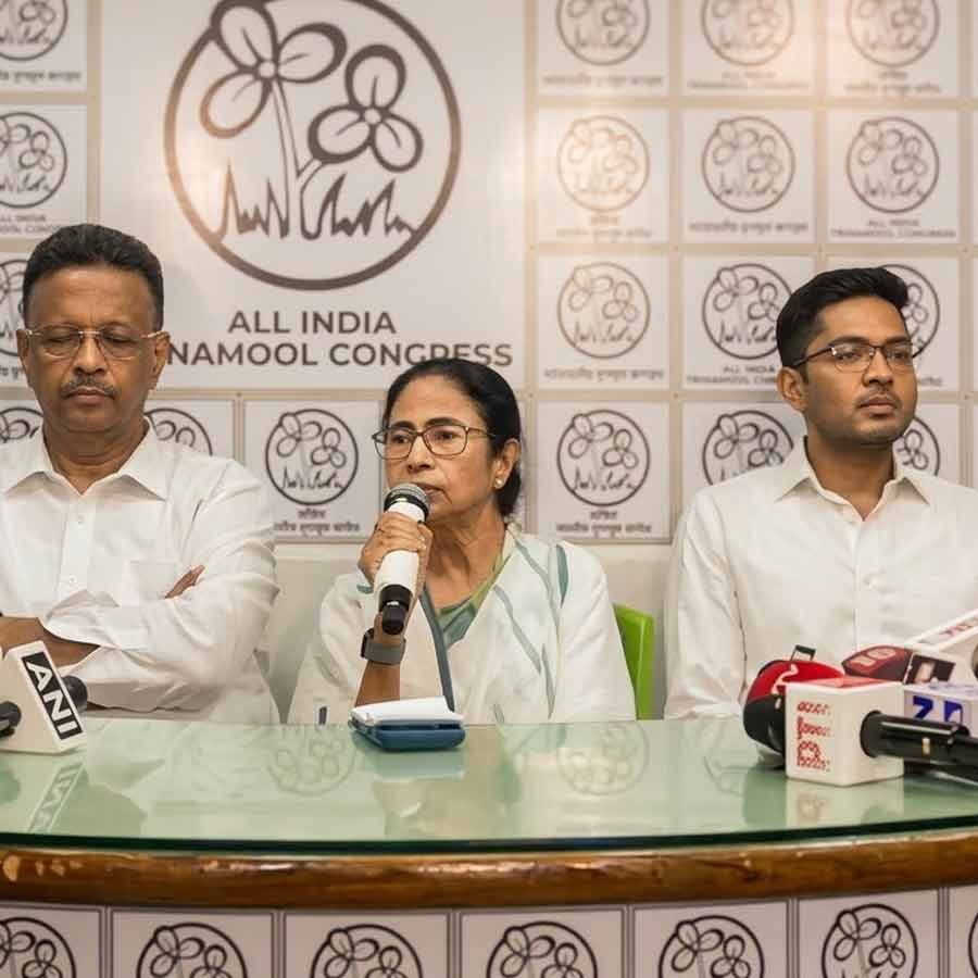 সাংবাদিক বৈঠকে মমতা বন্দ্যোপাধ্যায় এবং অভিষেক বন্দ্যোপাধ্যায়।
