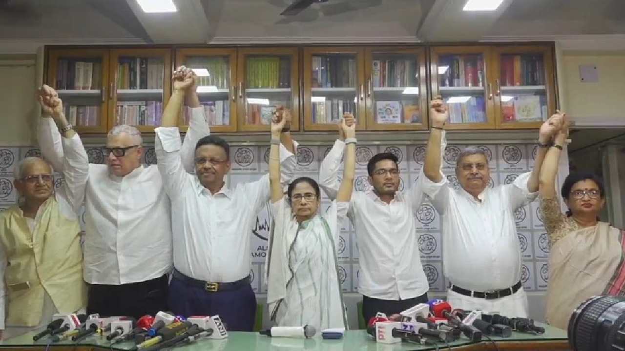 মঙ্গলবারের সাংবাদিক বৈঠকে তৃণমূল নেতৃত্ব।