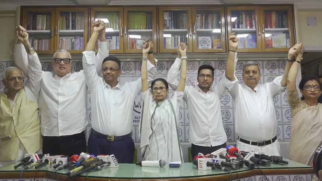 সাংবাদিক বৈঠকের পর (বাঁ দিক থেকে) শোভনদেব চট্টোপাধ্যায়, ডেরেক ও’ব্রায়েন, ফিরহাদ হাকিম, মমতা বন্দ্যোপাধ্যায়, অভিষেক বন্দ্যোপাধ্যায়, কল্যাণ বন্দ্যোপাধ্যায় এবং চন্দ্রিমা ভট্টাচার্য।।