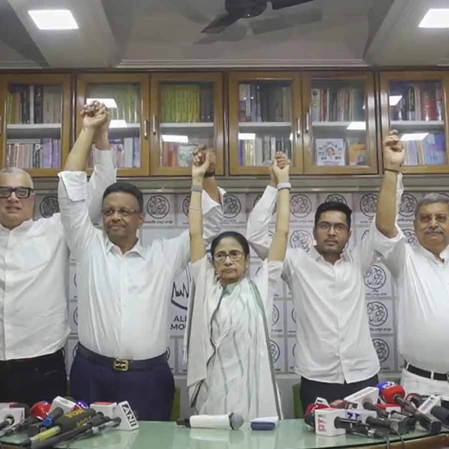 সাংবাদিক বৈঠকের পর (বাঁ দিক থেকে) শোভনদেব চট্টোপাধ্যায়, ডেরেক ও’ব্রায়েন, ফিরহাদ হাকিম, মমতা বন্দ্যোপাধ্যায়, অভিষেক বন্দ্যোপাধ্যায়, কল্যাণ বন্দ্যোপাধ্যায় এবং চন্দ্রিমা ভট্টাচার্য।।