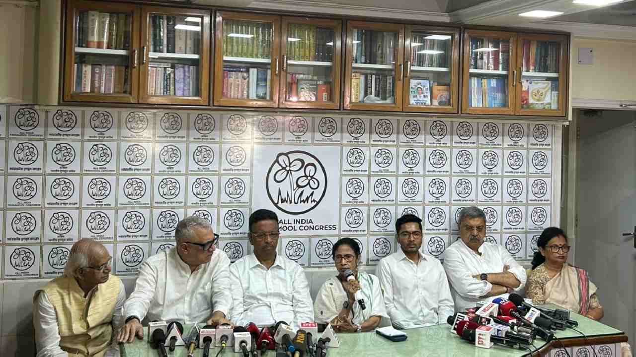কালীঘাটে সাংবাদিক বৈঠকে মমতা, অভিষেকরা। 