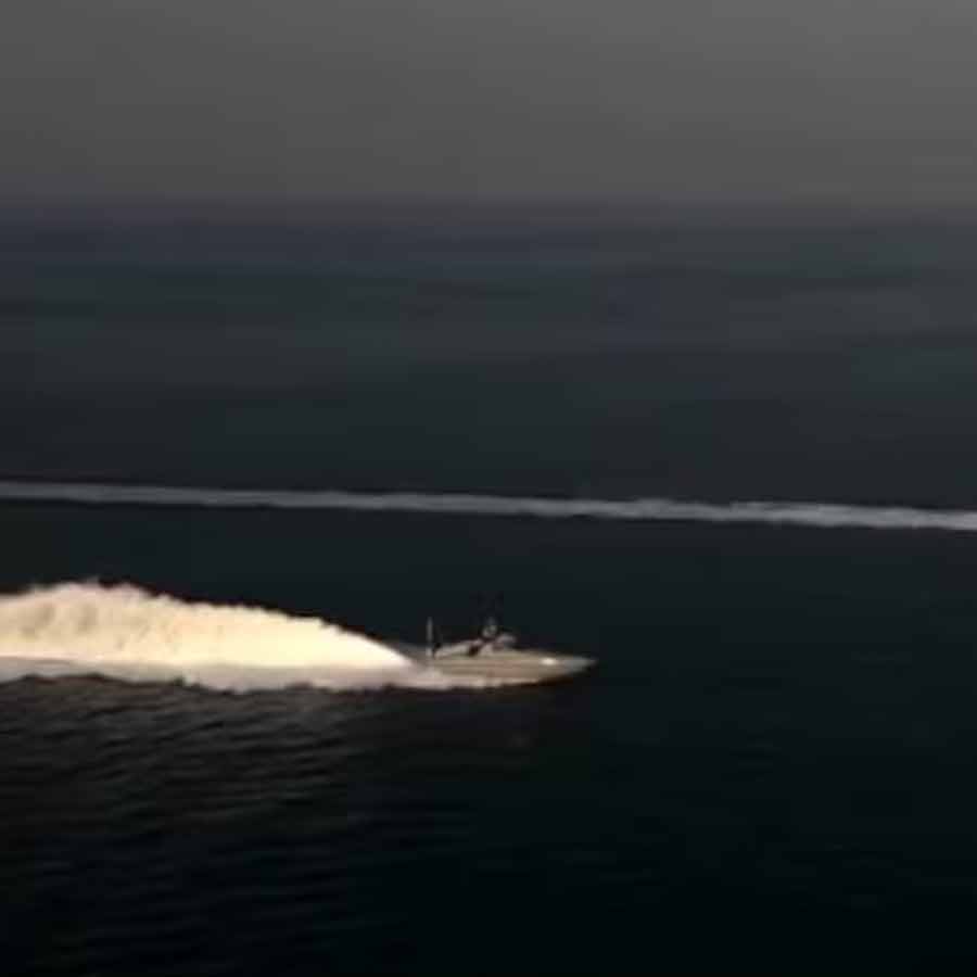 ইরানে আবার সামরিক উত্তেজনা বাড়ছে। হরমুজ়ে  ‘গানার বোট’ নিয়ে টহলদারি ইরান বাহিনীর। ছবি: সংগৃহীত।