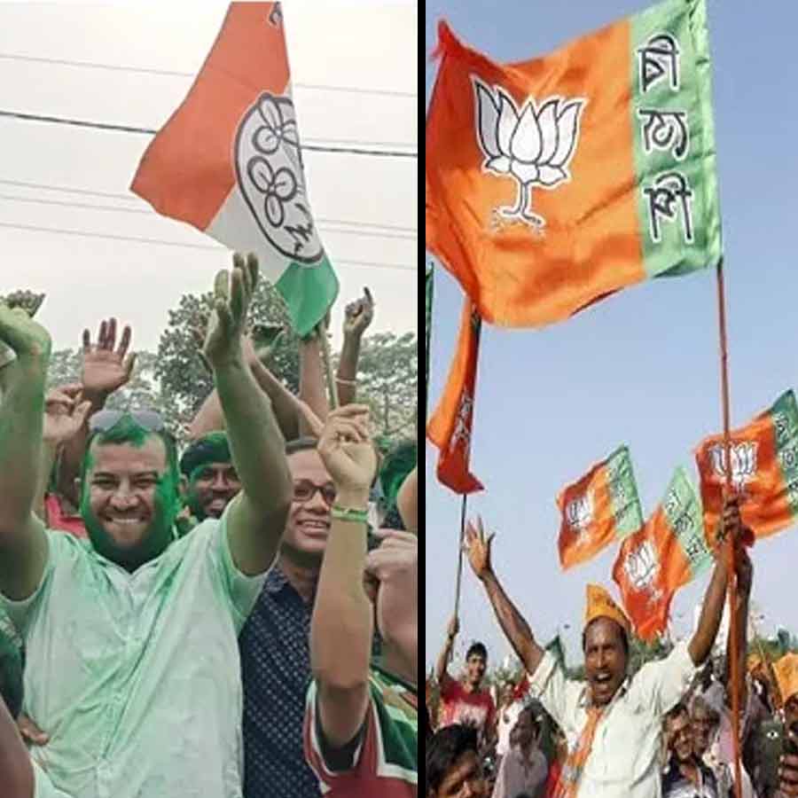 ২৯৪টি আসনে হাড্ডাহাড্ডি লড়াই। ২০২৬ বিধানসভা নির্বাচনে ২৯৩টি আসনে ফল প্রকাশিত। গেরুয়া ঝড়ে ফিকে হয়ে গেলেন তৃণমূলের প্রায় অধিকাংশ মন্ত্রী ও নেতা। এদের কেউ দুঁদে, পোড়খাওয়া রাজনীতিক, কেউ আবার সদ্য পা রেখেছেন নির্বাচনী লড়াইয়ে। আবার কেউ দল বদলে নির্বাচনী লড়াইয়ে টিকিট আদায় করেছেন। কারও গায়ে লেগেছে দুর্নীতির কালির ছিটে। তাঁদের মধ্যে কেউ হেরেছেন, আবার কেউ সংখ্যাগরিষ্ঠ ভোট পেয়েছেন।