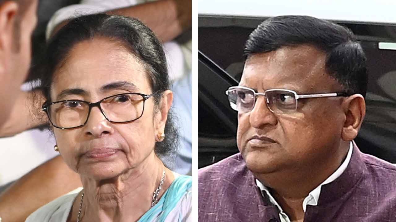 What did West Bengal CEO Manoj Agarwal say about Mamata Banerjee\\\\\\\'s announcement that she will not resign from the post of Chief Minister