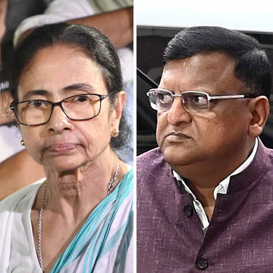 What did West Bengal CEO Manoj Agarwal say about Mamata Banerjee\\\\\\\'s announcement that she will not resign from the post of Chief Minister