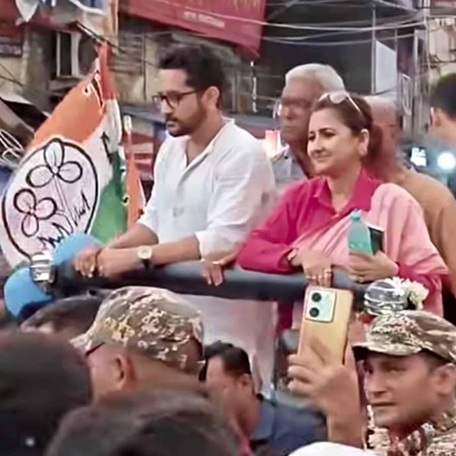 তৃণমূলের ভোট প্রচারের রচনা বন্দ্যোপাধ্যায়ের সঙ্গে পরমব্রত চট্টোপাধ্যায়।