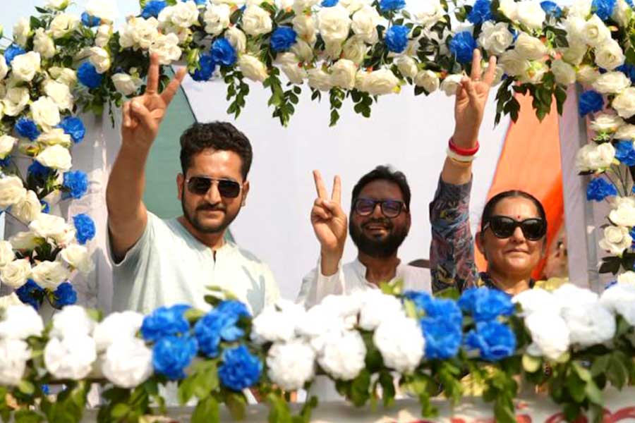  নির্বাচনী প্রচারে পরমব্রত ও জুন মাল্য।