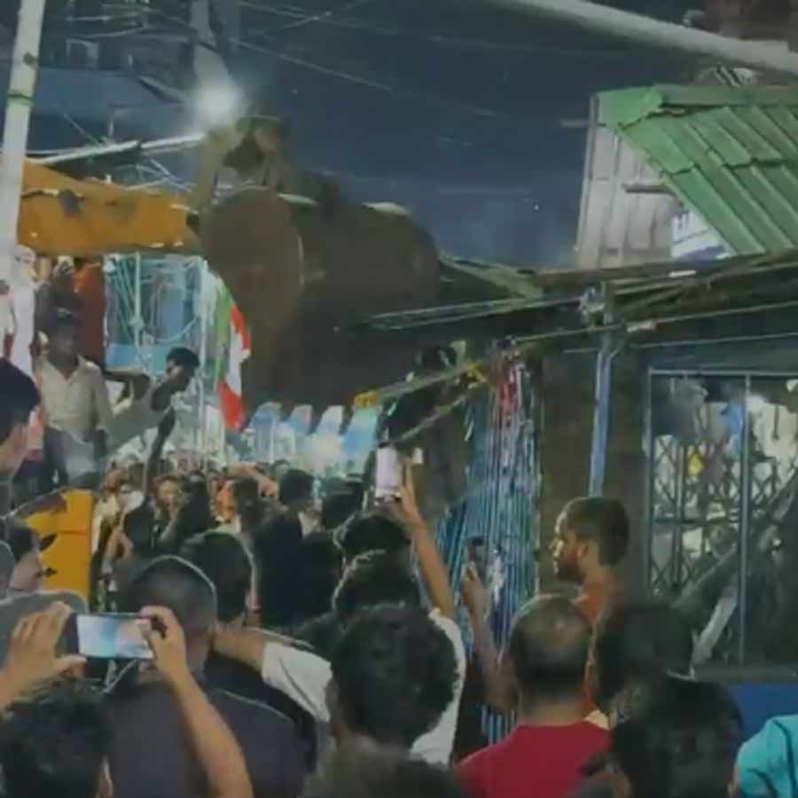 বুলডোজার দিয়ে ভাঙার মুহূর্ত। 
