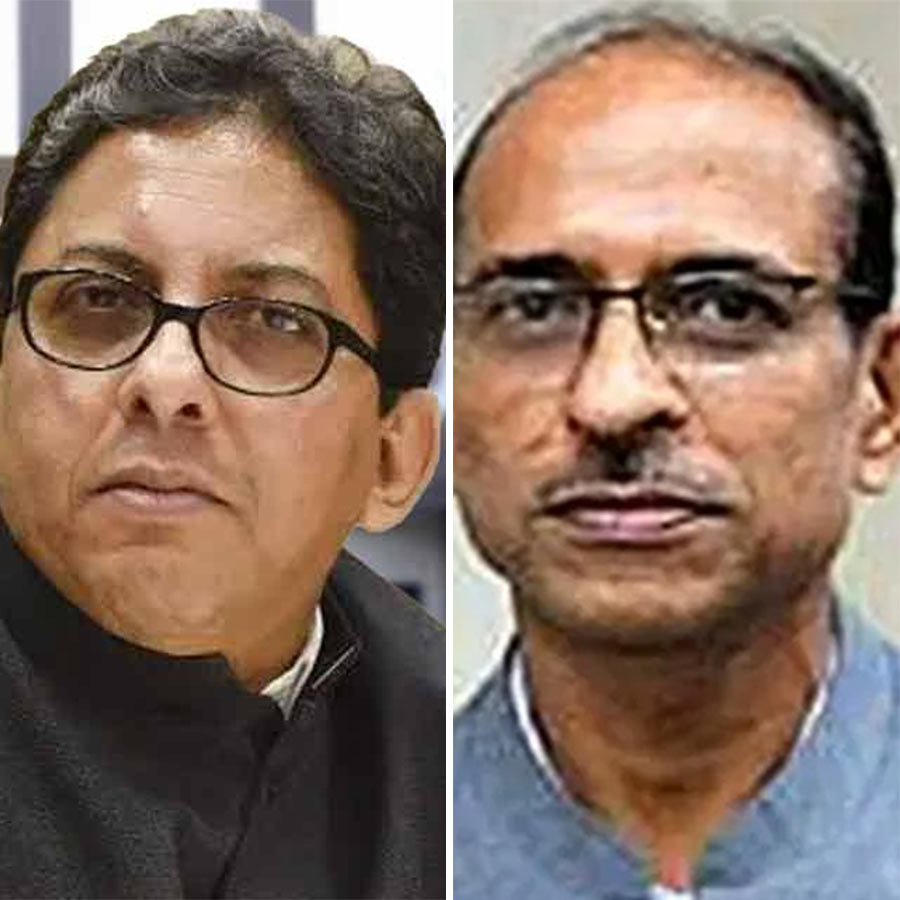(বাঁ দিকে) আলাপন বন্দ্যোপাধ্যায় এবং হরিকৃষ্ণ দ্বিবেদী (ডান দিকে)।