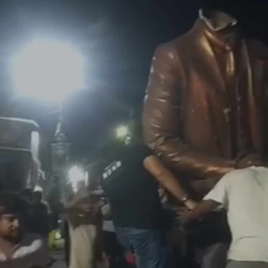 মূর্তি ভাঙার মুহূর্ত। 