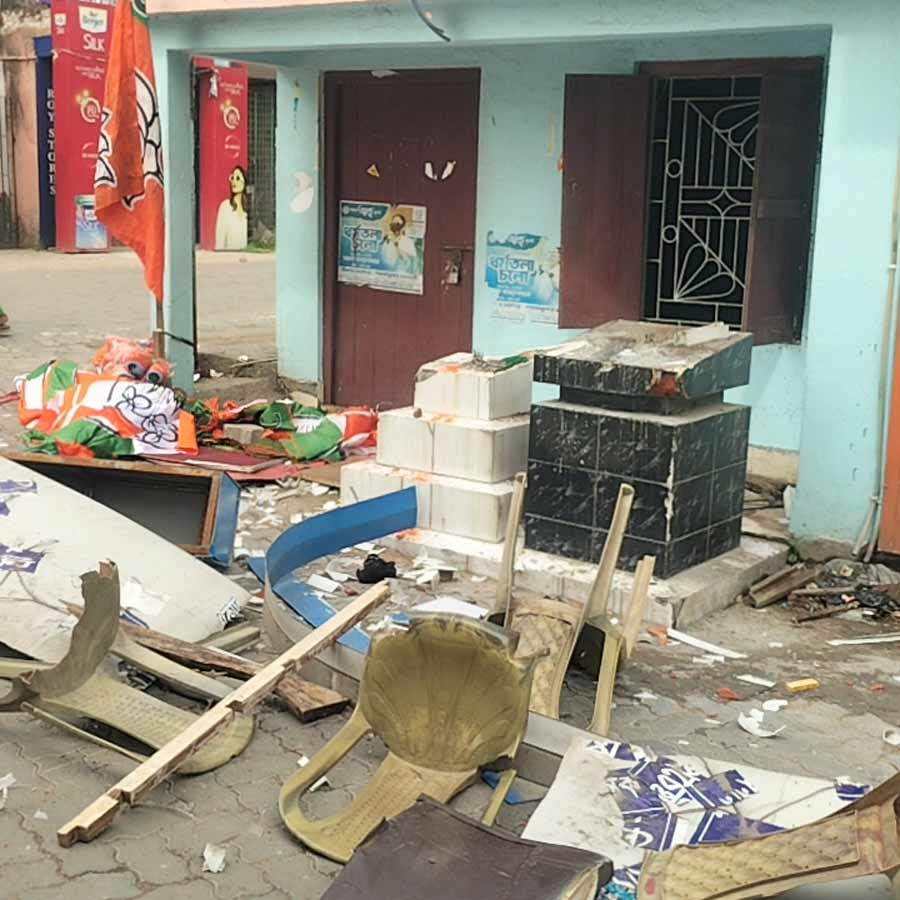 বারুইপুরে তৃণমূল কার্যালয়ে হামলার অভিযোগ। 