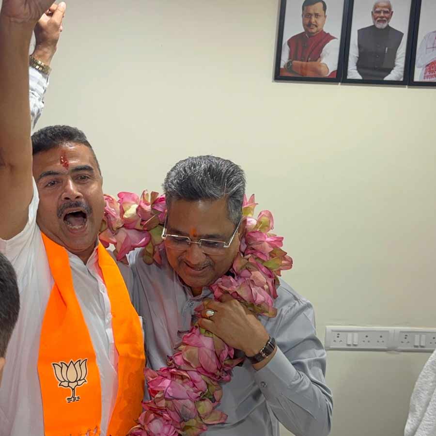 দুই কেন্দ্রে জয়ের পরে প্রথম বার বিজেপির রাজ্য কার্যালয়ে শুভেন্দু অধিকারী। বিধাননগরে।