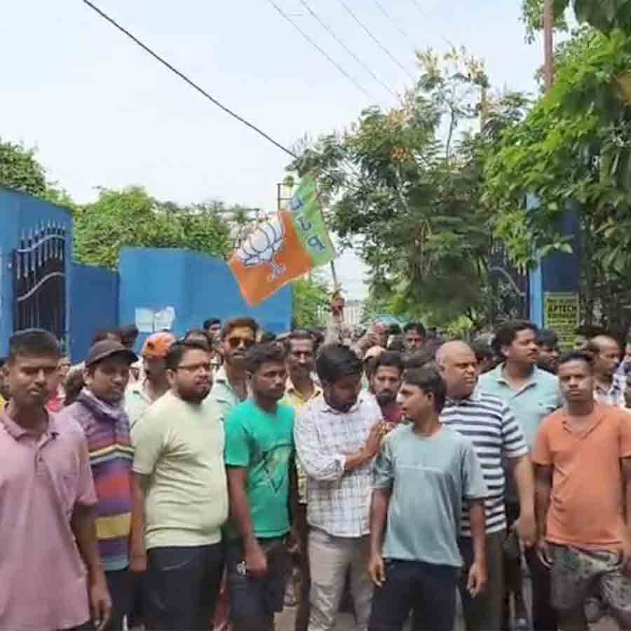 Temporary municipality workers on protest for not getting salary at Chinsurah