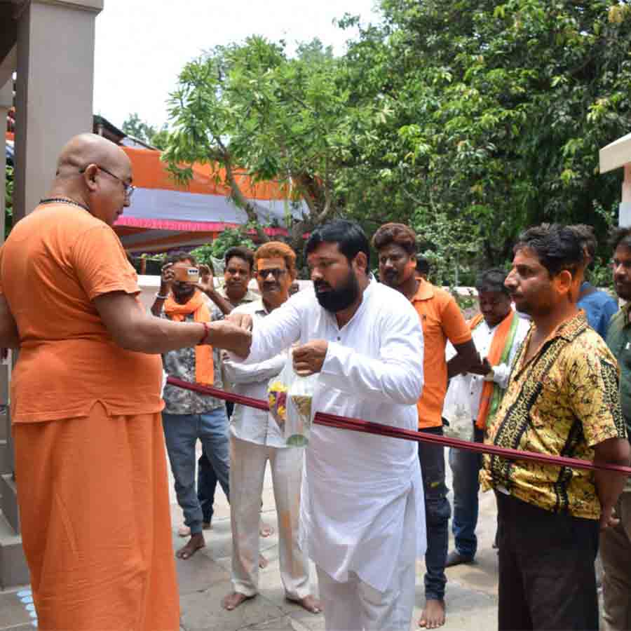 কামারপুকুর রামকৃষ্ণ মঠে পুজো দিলেন বিমান ঘোষ। ছবি: সঞ্জীব ঘোষ