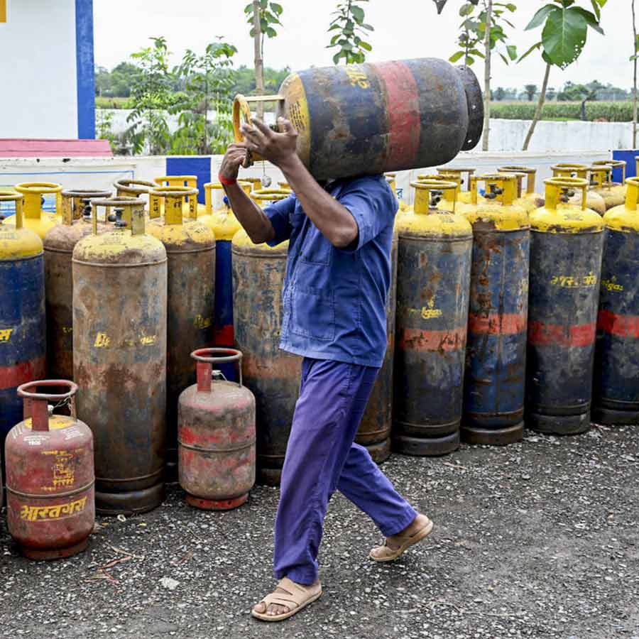 Due to commercial gas cylinders price hike, food prices increased in restaurants
