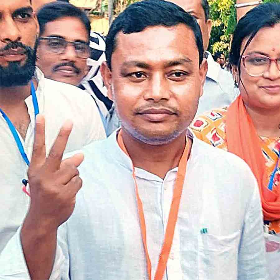 আনন্দময় বর্মণ।