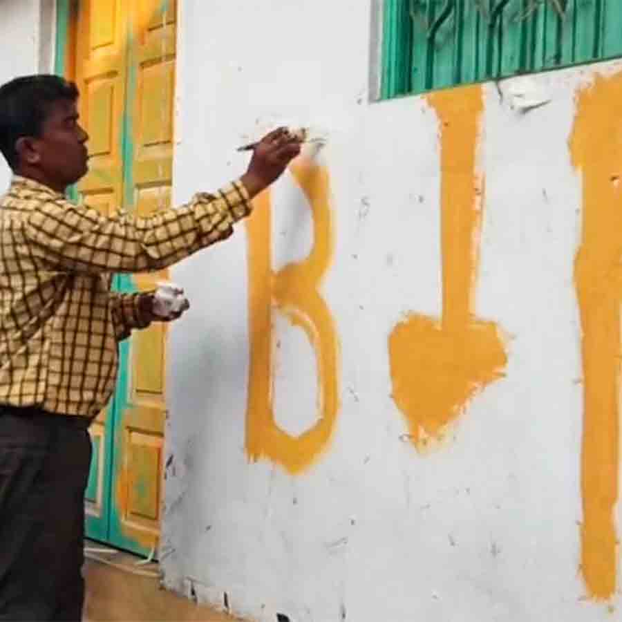 তৃণমূলের কার্যালয় ফের গেরুয়া থেকে সাদা করে দিচ্ছে বিজেপি কর্মীরা। নবদ্বীপে। নিজস্ব চিত্র