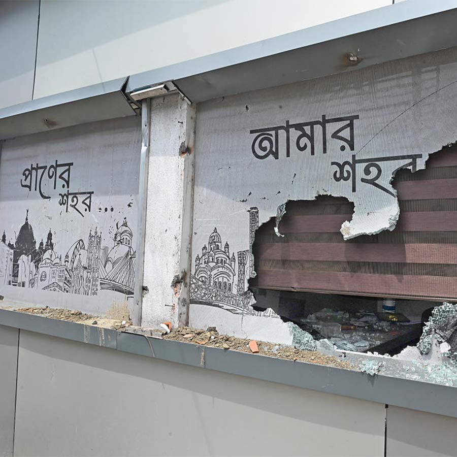 তাণ্ডব: ভাঙচুর করা হয়েছে তৃণমূলের দলীয় কার্যালয়। মঙ্গলবার, রুবি মোড়ে।